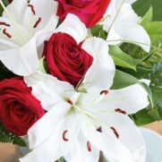 Alternative view of Délicate attention : Roses et Lys