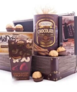 Le coffret cadeau Perfections doux est un choix parfait pour les amateurs de chocolat. Ce coffret comprend une variété de délicieuses gâteries chocolatées, soigneusement emballées dans un panier cadeau avec une carte de voeux.