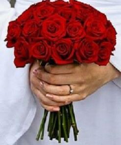 букет красных свадебных цветов